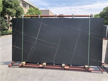 čierna mramorová kuchyňa